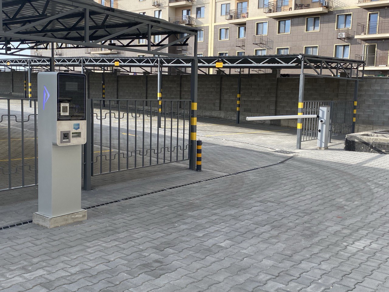 Стійка в’їзду P001-12