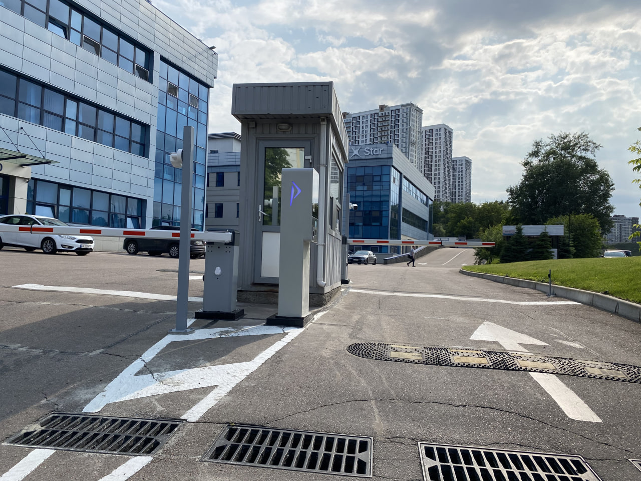 Стійка в’їзду P001-12